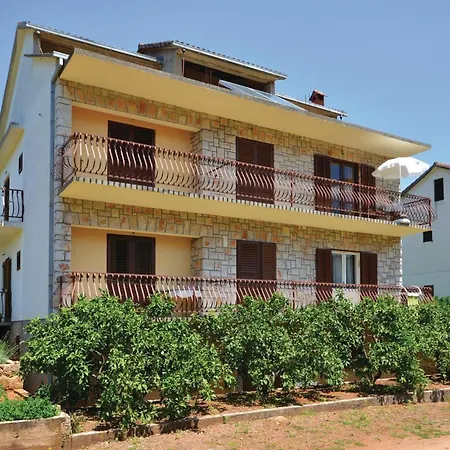 Apartamento 08 *